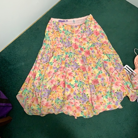Newsworthy skirt! - Picture 1 of 4